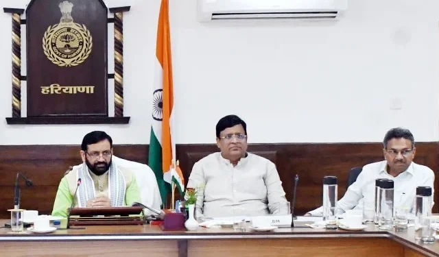 मुख्यमंत्री ने नगर निकायों के साथ बैठक कर कचरा प्रबंधन पर चर्चा की