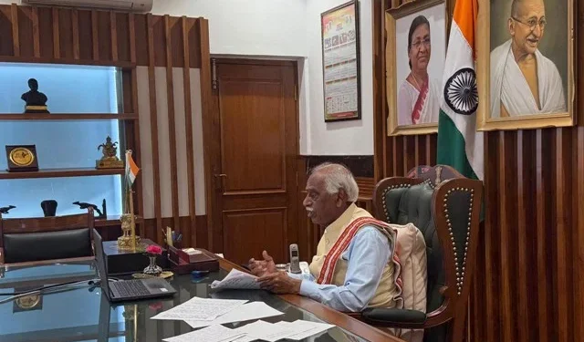 राज्यपाल दत्तात्रेय ने शिक्षकों से कहा – "रटंत विद्या नहीं, समग्र शिक्षा जरूरी"