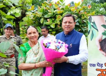 उत्तराखंड CM धामी ने माँ बिशना देवी के साथ किया पौधारोपण