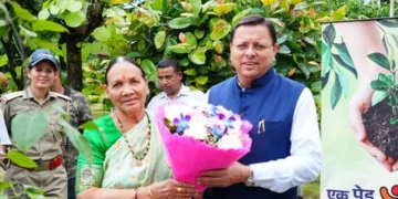 उत्तराखंड CM धामी ने माँ बिशना देवी के साथ किया पौधारोपण