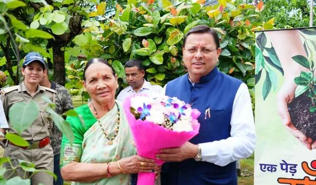 उत्तराखंड CM धामी ने माँ बिशना देवी के साथ किया पौधारोपण