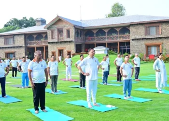 सीएम धामी और उनके स्टाफ ने मिलकर किया योग