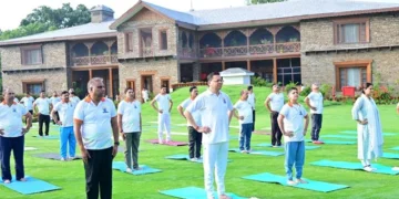सीएम धामी और उनके स्टाफ ने मिलकर किया योग
