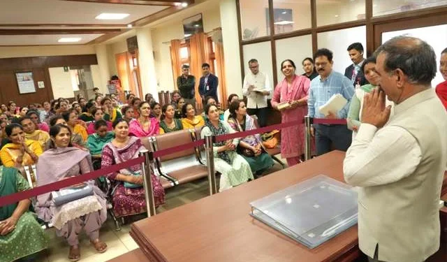 मुख्यमंत्री ने ग्रामीण आजीविका मिशन की मांगों पर दिया आश्वासन