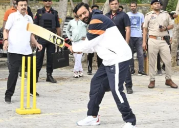 "सीएम सैनी का सहज अंदाज़: कार्यक्रम के बाद युवाओं के साथ खेले गेंद-बल्ले!"