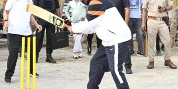 "सीएम सैनी का सहज अंदाज़: कार्यक्रम के बाद युवाओं के साथ खेले गेंद-बल्ले!"