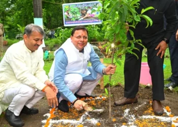 'एक पेड़ माँ के नाम' अभियान में सीएम धामी ने दिया प्रेरणादायक संदेश