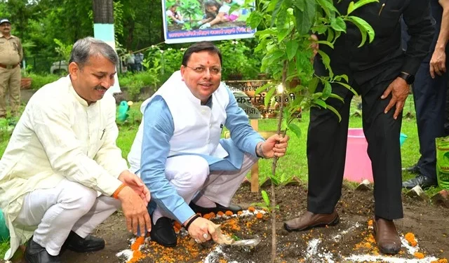 'एक पेड़ माँ के नाम' अभियान में सीएम धामी ने दिया प्रेरणादायक संदेश