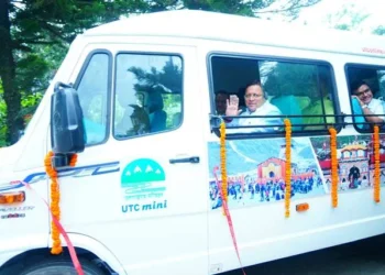 धामी ने टेम्पो ट्रेवलर से की टेस्ट राइड, पर्यटकों को मिलेगा आरामदायक सफर