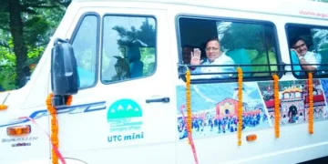 धामी ने टेम्पो ट्रेवलर से की टेस्ट राइड, पर्यटकों को मिलेगा आरामदायक सफर