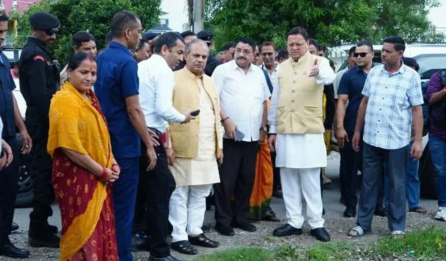 धामी ने देहरादून में बारिश से प्रभावित क्षेत्रों का निरीक्षण किया