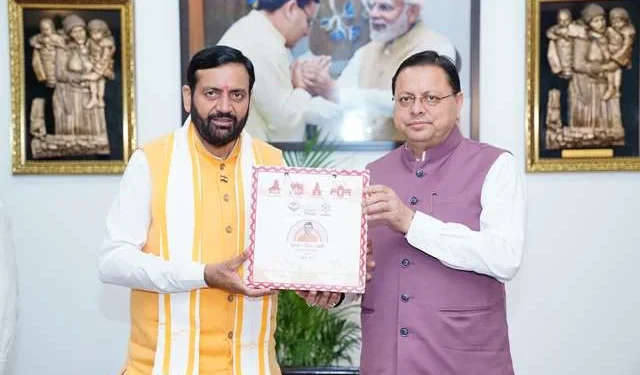 धामी ने सैनी को हाउस ऑफ हिमालया’ उत्पाद किए भेंट