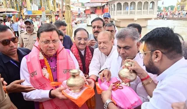 धामी ने अपने कार्यकाल के चार वर्ष पूरे होने पर गंगा आराधना की