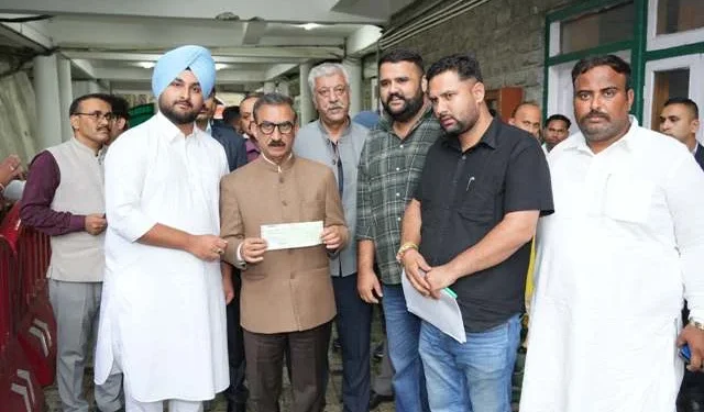 नालागढ़ युवा कांग्रेस ने मुख्यमंत्री राहत कोष में किया धनराशि का योगदान