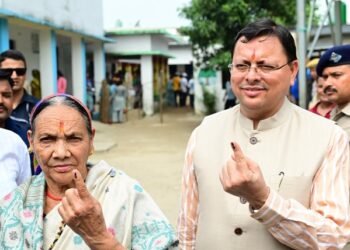 पंचायत चुनाव: सीएम धामी ने बूथ नंबर 3 पर किया मतदान