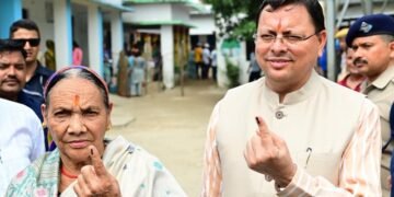 पंचायत चुनाव: सीएम धामी ने बूथ नंबर 3 पर किया मतदान