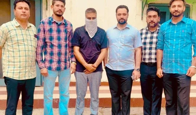 11,000 रुपये की रिश्वत लेते हुए अधिकारी को किया गिरफ्तार