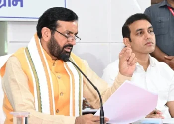 सीएम ने दी अधिकारियों के साथ मिलकर काम करने की नसीहत