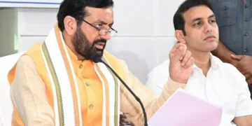 सीएम ने दी अधिकारियों के साथ मिलकर काम करने की नसीहत