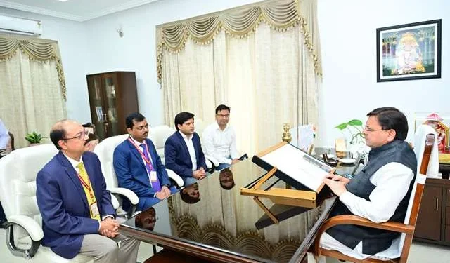 PNB ने CM धामी को सौंपा 1 करोड़ रुपये का राहत चेक