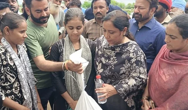 डॉ. बलजीत कौर ने बाढ़ पीड़ितों के बीच पहुंचकर जताई संवेदना