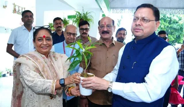 विधानसभा अध्यक्ष ऋतु खंडूरी के आवास पर सीएम धामी की शिष्टाचार भेंट