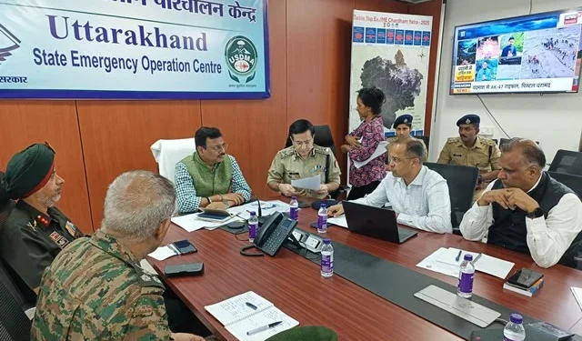 सेना और शासन के अधिकारियों के साथ C.S. ने की रेस्क्यू ऑपरेशन की समीक्षा