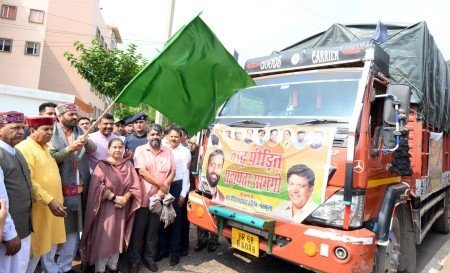 ट्रकों के माध्यम से प्रभावित क्षेत्रों में भेजी गई रोजमर्रा की जरूरी वस्तुएं