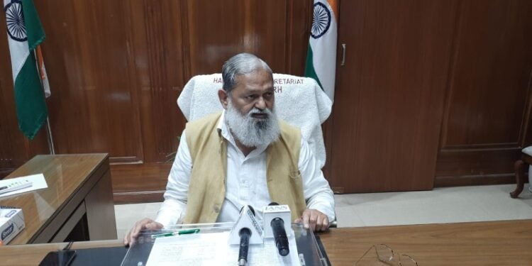 टांगरी नदी के किनारे आठ किलोमीटर लंबा तटबंध बनाया गया है, जिससे शहर बाढ़ से सुरक्षित रहा – विज