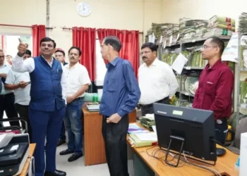 अनुभागों का निरीक्षण कर मुख्य सचिव ने दिए सुधार के निर्देश