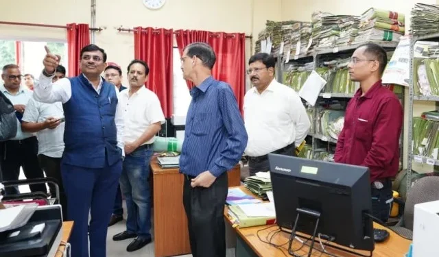 अनुभागों का निरीक्षण कर मुख्य सचिव ने दिए सुधार के निर्देश