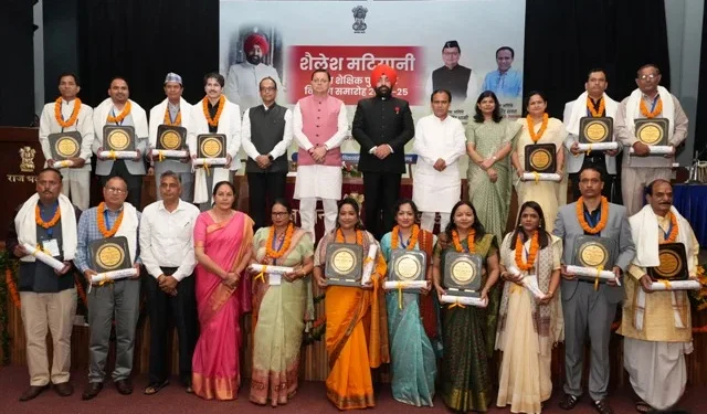उत्तराखंड सरकार ने शिक्षक दिवस पर शिक्षकों को किया पुरस्कृत