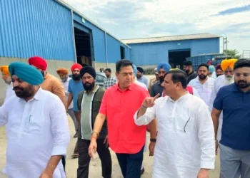 बाढ़ पीड़ितों का हाल जानने मंत्रियों के साथ पहुंचे संजय सिंह