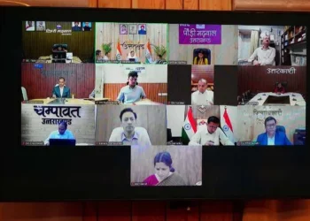 वरिष्ठ अधिकारियों व डीएम से वर्चुअल बैठक में सीएम धामी ने की समीक्षा