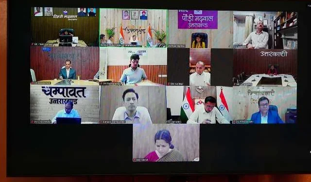 वरिष्ठ अधिकारियों व डीएम से वर्चुअल बैठक में सीएम धामी ने की समीक्षा
