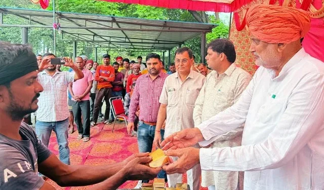 श्रमिक सम्मान कार्यक्रम में श्रमिकों को मिली योजनाओं और अधिकारों की जानकारी