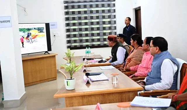 सीएम ने मोटर मार्ग और केदारनाथ धाम यात्रा व्यवस्थाओं की समीक्षा की