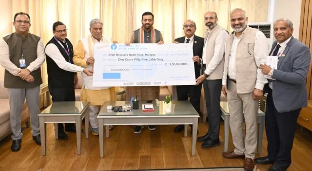 एसबीआई ने सीएम सैनी को सौंपा 1.55 करोड़ का चेक