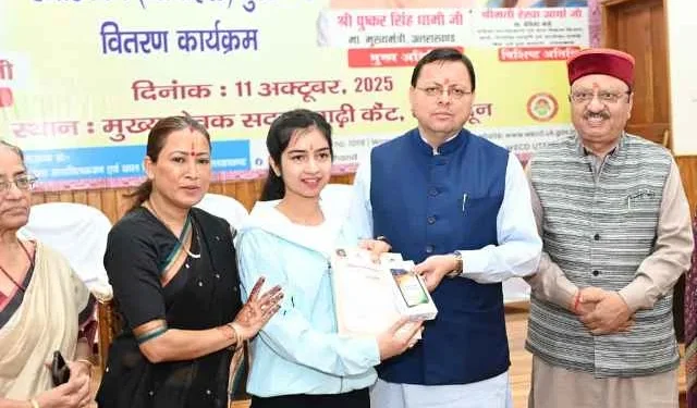 महिला सशक्तिकरण विभाग के कार्यक्रम में मेधावी बालिकाओं को मिला सम्मान