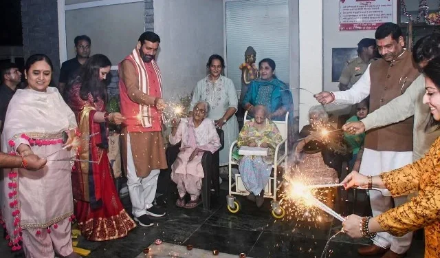 सीएम नायब सिंह सैनी ने वृद्धाश्रम में बुजुर्गों को दी शुभकामनाएं