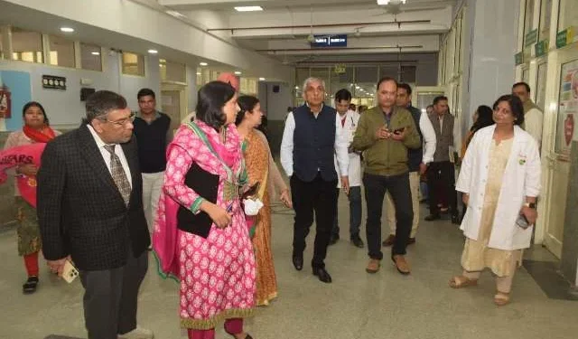 आयुष्मान/चिरायु योजना पर मरीजों की राय जानी अतिरिक्त मुख्य सचिव ने