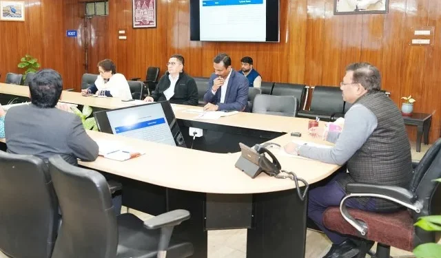 कम्प्यूटर लैब व पुस्तकालय स्थापना में तेजी लाने पर जोर