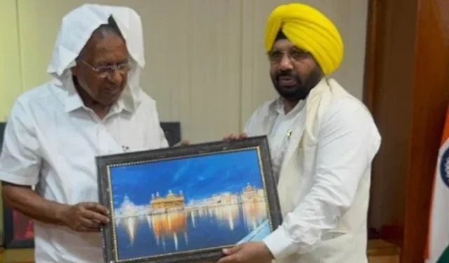 गुरु तेग बहादुर जी की 350वीं शहादत शताब्दी समारोह में भाग लेने का निमंत्रण सौंपा गया