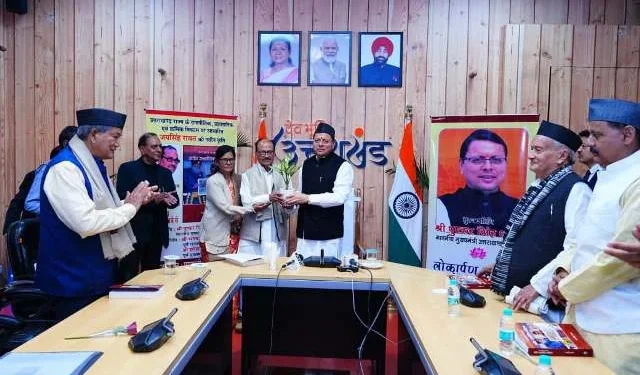 धामी ने सराहा जय सिंह रावत की शोधपूर्ण कृति, कहा—प्रामाणिक दस्तावेज़