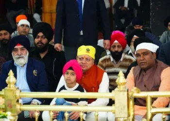 सीएम धामी ने 350वें बलिदान दिवस समारोह में लिया हिस्सा, संगतों के बीच दी लंगर सेवा