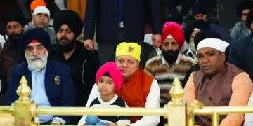 सीएम धामी ने 350वें बलिदान दिवस समारोह में लिया हिस्सा, संगतों के बीच दी लंगर सेवा