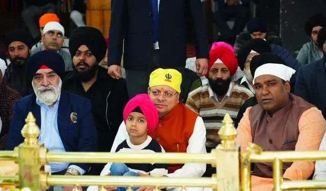 सीएम धामी ने 350वें बलिदान दिवस समारोह में लिया हिस्सा, संगतों के बीच दी लंगर सेवा