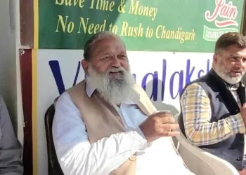 टी-प्वाइंट पर शहर का सुख-दुख साझा करते हैं अनिल विज