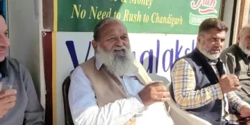 टी-प्वाइंट पर शहर का सुख-दुख साझा करते हैं अनिल विज