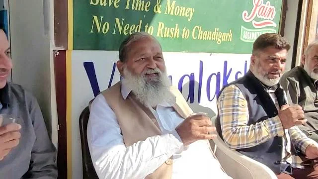 टी-प्वाइंट पर शहर का सुख-दुख साझा करते हैं अनिल विज